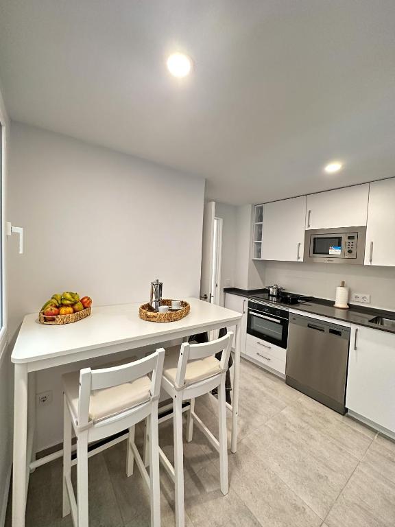 Kuchyňa alebo kuchynka v ubytovaní Holidays2Malaga Lebrija 3 bedroom & Terrace & Parking & Smart TV