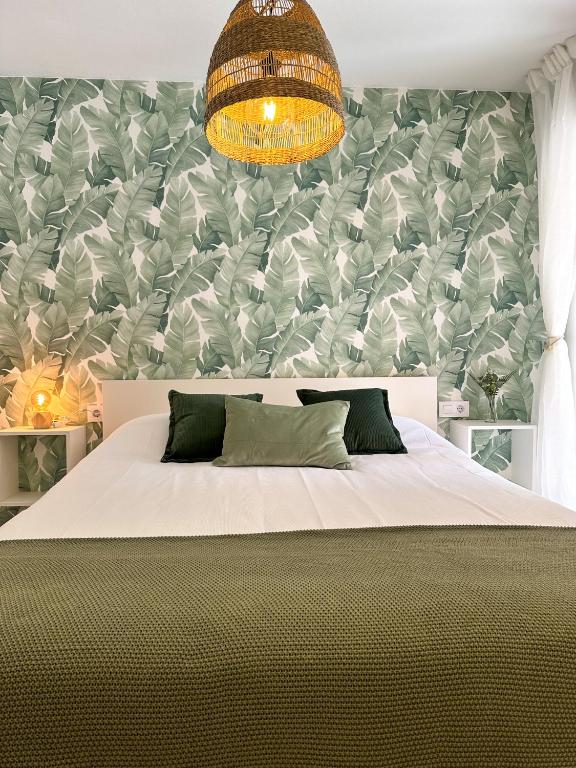 Posteľ alebo postele v izbe v ubytovaní Holidays2Malaga Lebrija 3 bedroom & Terrace & Parking & Smart TV