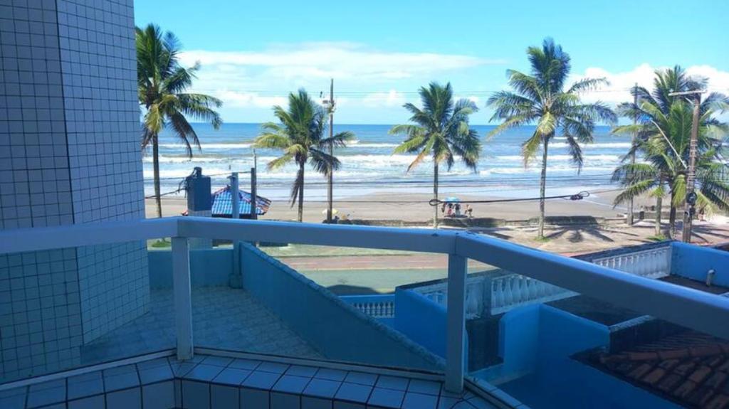 a view of the beach from the balcony of a resort at Ótimo Apartamento Frente ao Mar em Mongaguá in Mongaguá