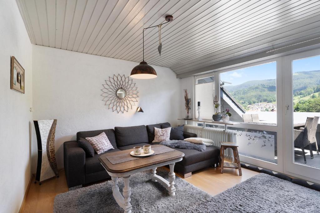 ein Wohnzimmer mit einem Sofa und einem Tisch in der Unterkunft Ferienwohnung Schwarzwald Engel in Bad Peterstal-Griesbach
