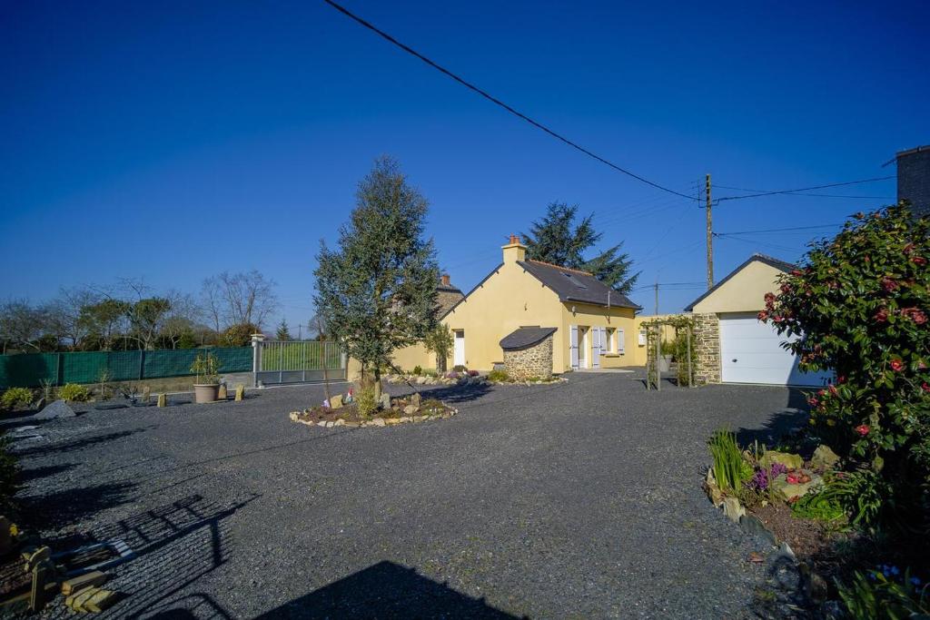 dom z podjazdem przed nim w obiekcie Gîte Des Huttes w mieście Bain-de-Bretagne