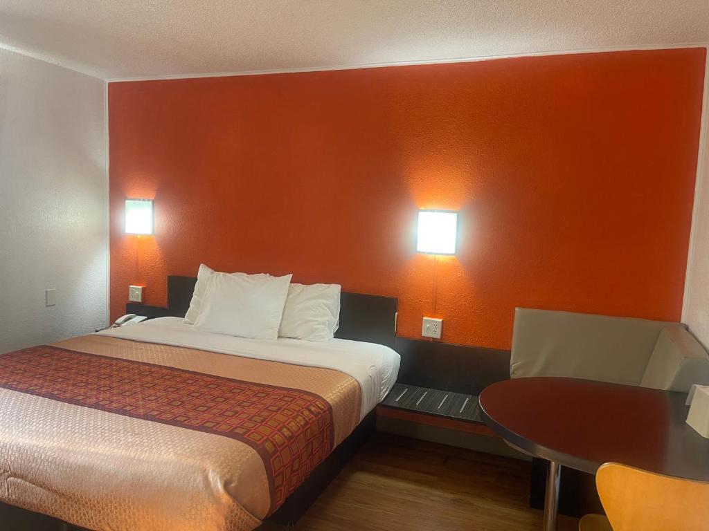 Regal 8 Inn & Suites - Deluxe King Room