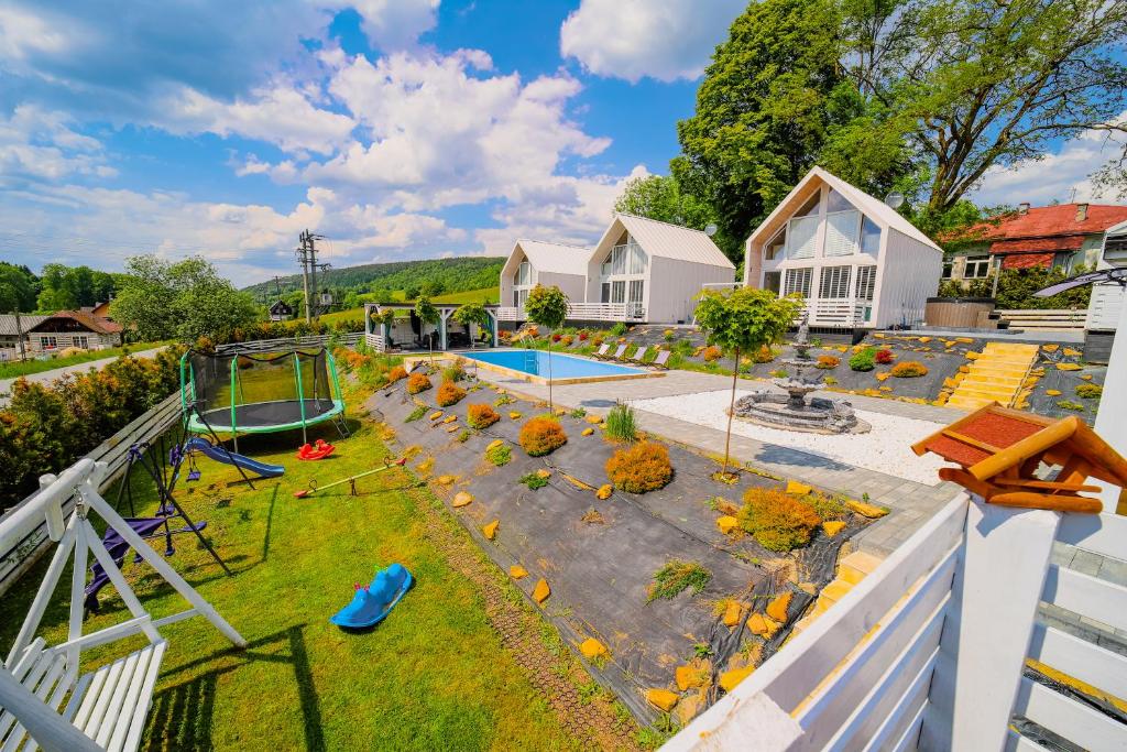 - Vistas aéreas a un patio trasero con parque infantil en Bieszczadzkie Anioły Domki całoroczne, en Paszowa