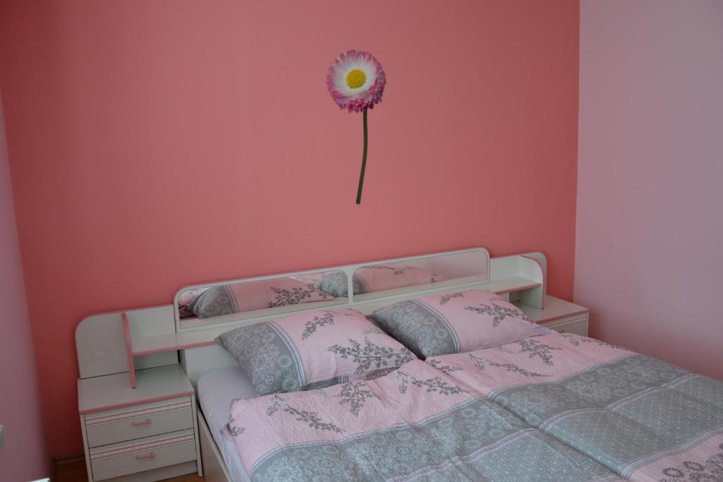 Postel nebo postele na pokoji v ubytování Apartma ob potoku