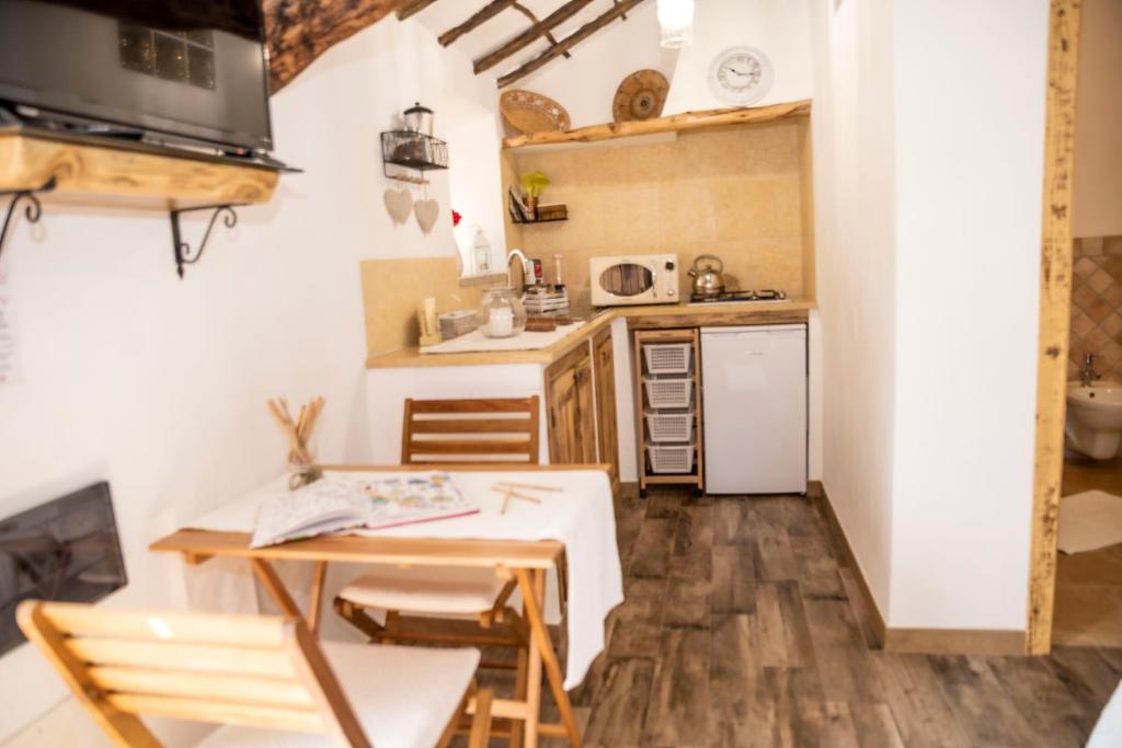 Kuchyň nebo kuchyňský kout v ubytování Agriturismo Sa Mendhula