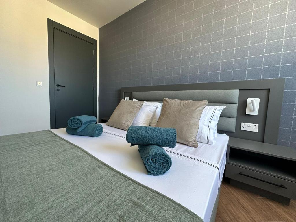 姆西達的住宿－KORZO SUITES MSIDA LUXURY PENTHOUSE WITH POOL，一间卧室配有一张带蓝色枕头的大床