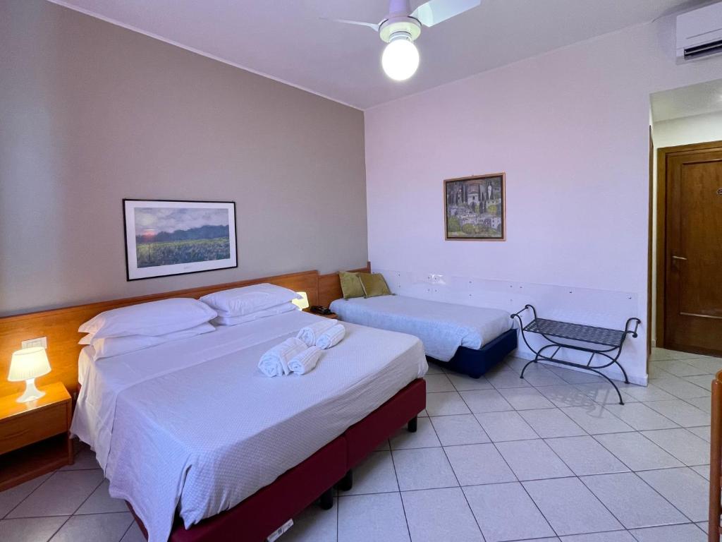 Postel nebo postele na pokoji v ubytování Hotel Leopolda