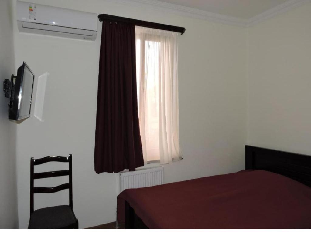 Postel nebo postele na pokoji v ubytování Guest House Dedoplisa