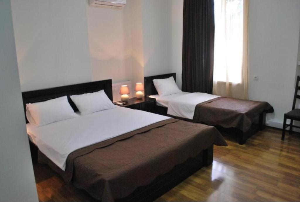 Postel nebo postele na pokoji v ubytování Guest House Dedoplisa