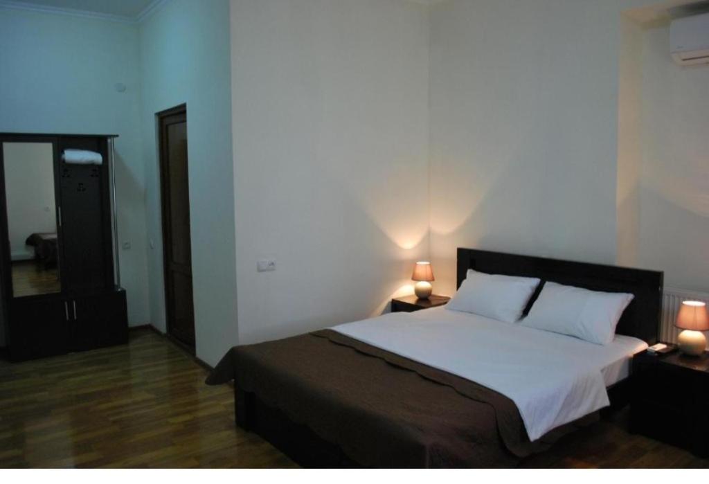 Postel nebo postele na pokoji v ubytování Guest House Dedoplisa
