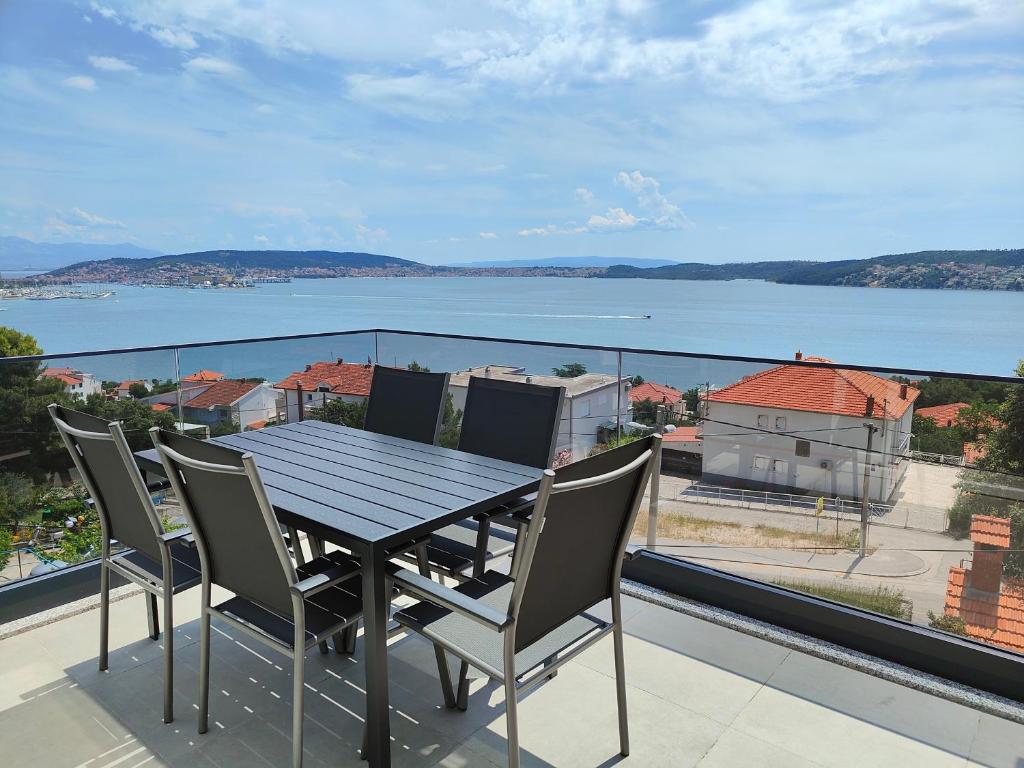 a table and chairs on a balcony with a view of the water at Eva Apartment 2 in Trogir