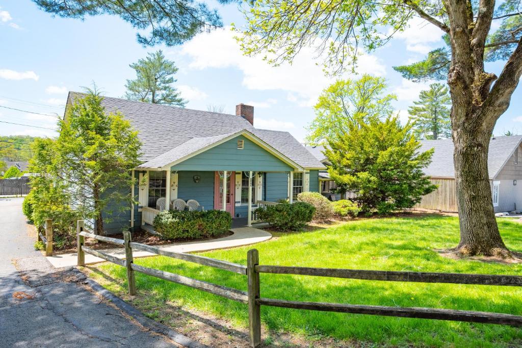 a house with a fence in front of it at Sugar Cottage in Nashville