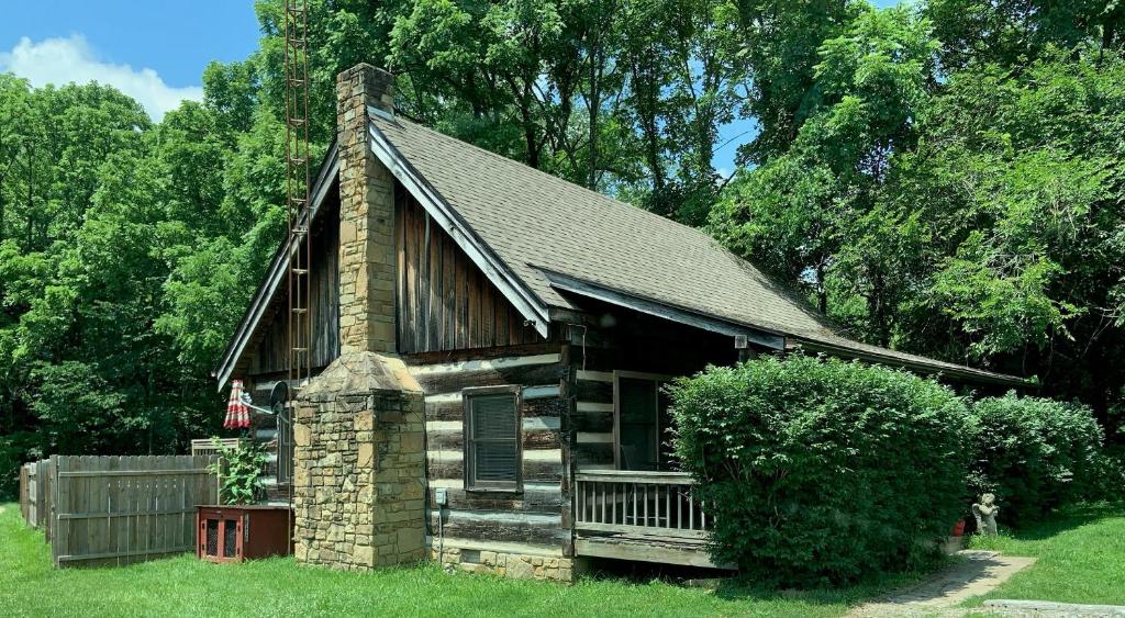 Cabaña de madera con porche y techo en Dogwood Hills, en Nashville