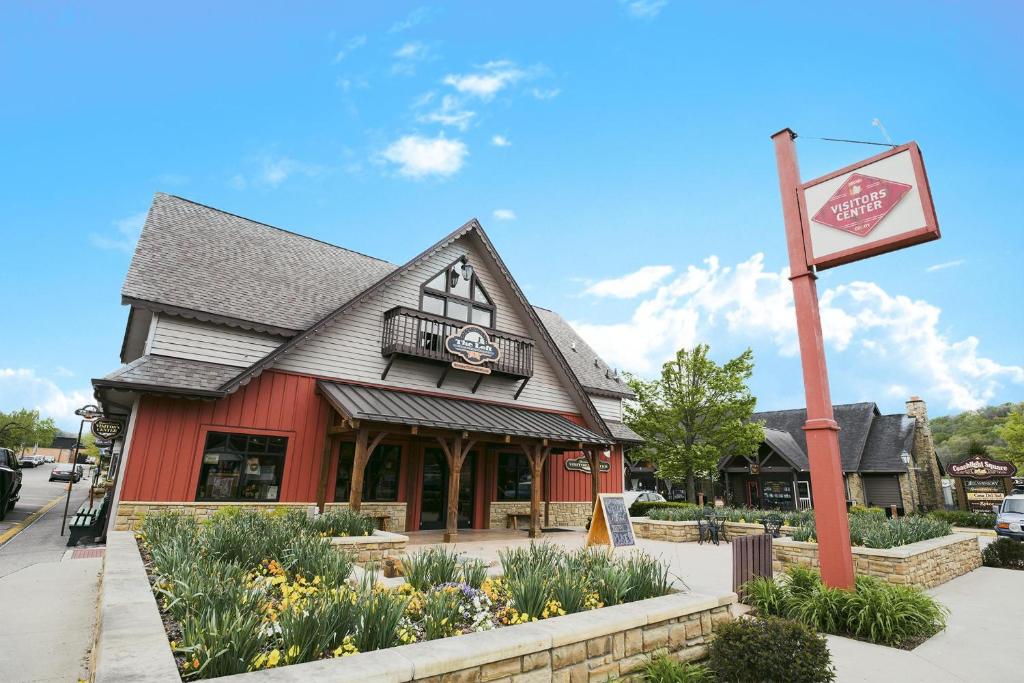 un edificio rojo con un cartel delante en Girlfriend Getaway Suite en Nashville