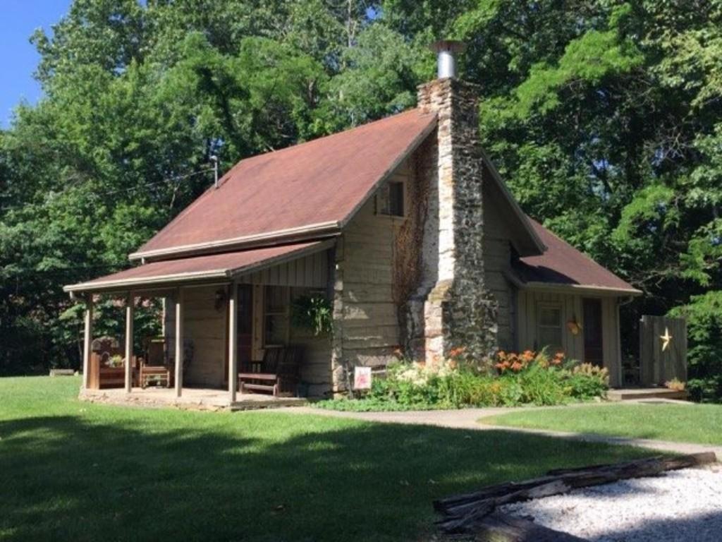 uma pequena casa de pedra com um telhado vermelho em Daffodil Hill em Nashville