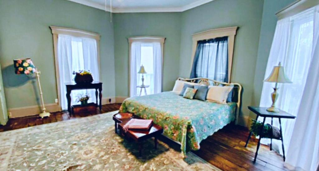 Ένα ή περισσότερα κρεβάτια σε δωμάτιο στο Nashville Suite 2