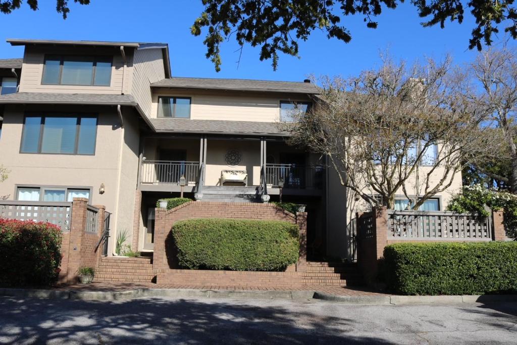 una casa grande con arbustos delante en 1902 Bohicket Marina, en Seabrook Island