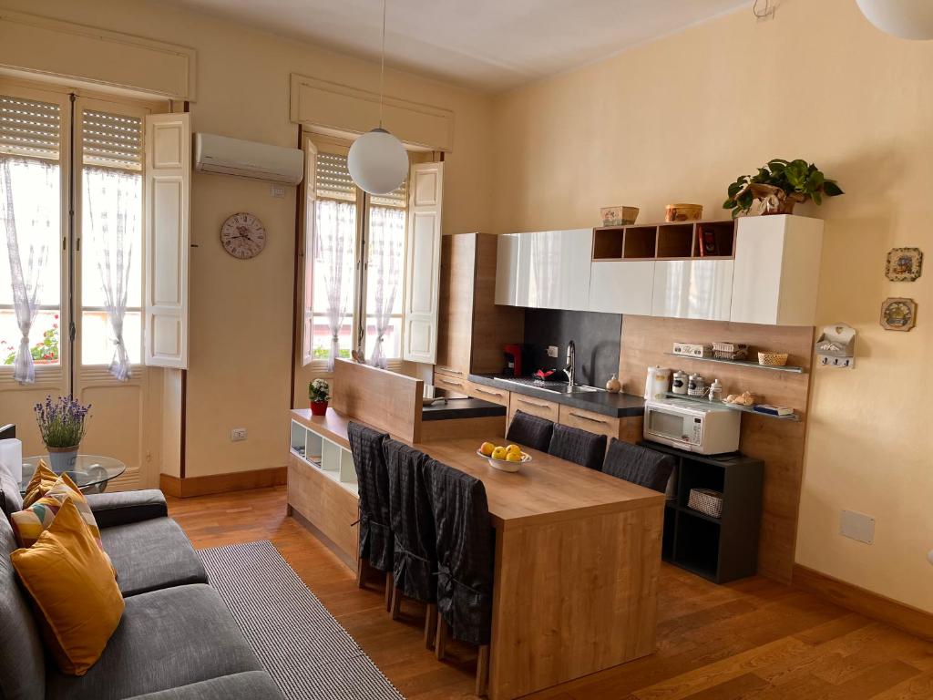 uma sala de estar com um sofá e uma cozinha em Appartamento centro storico Cagliari - Alter Nos house em Cagliari