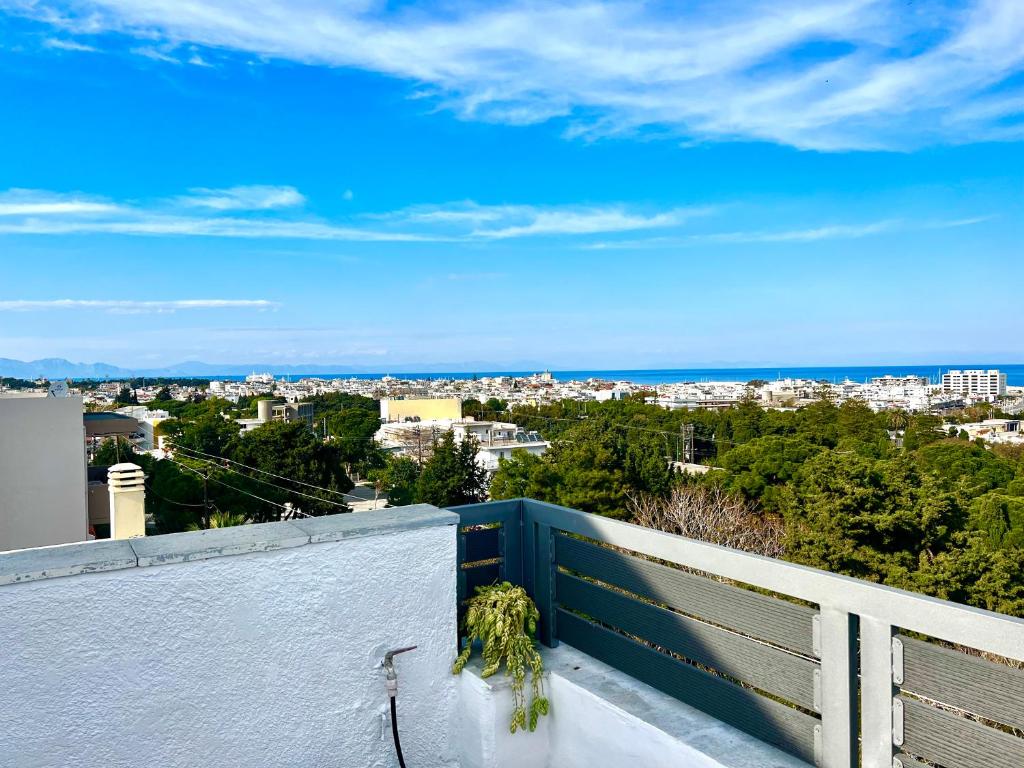 - une vue sur la ville depuis le balcon d'une maison dans l'établissement Ocean view Apartment, à Rhodes