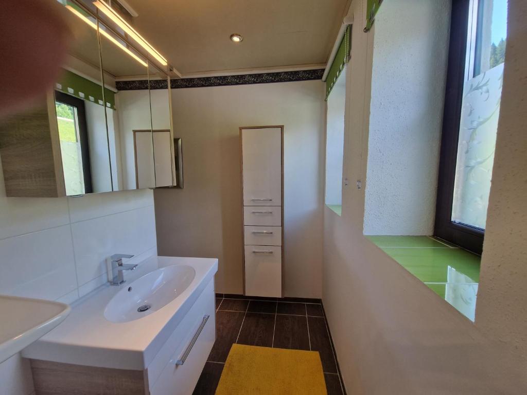 Kúpeľňa v ubytovaní Urlaub am Krausberghof, Apartment mit Balkon und Parkplatz, inmitten der Natur, kostenfreie Kaffeekapseln, 6 Fahrminuten zur Alpentherme Gastein und zur Schlossalmbahn, Spielplatz, großer Gartenbereich