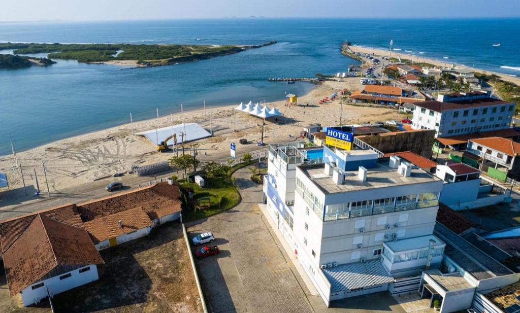 an aerial view of a beach and a building at Hotel Bandeirantes da Barra in Balneario Barra do Sul