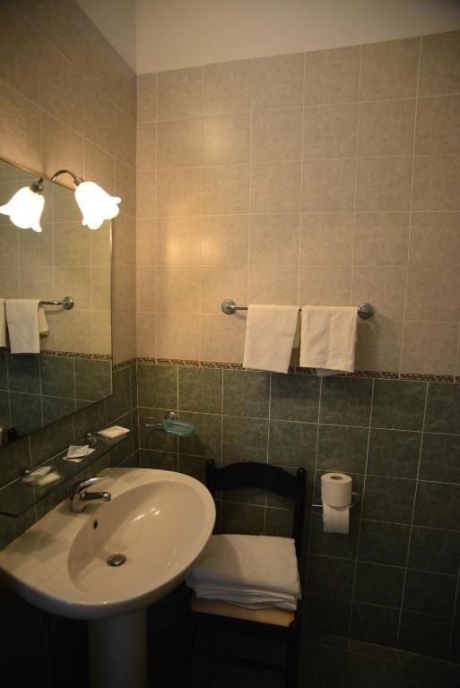 A bathroom at Hotel La Scogliera