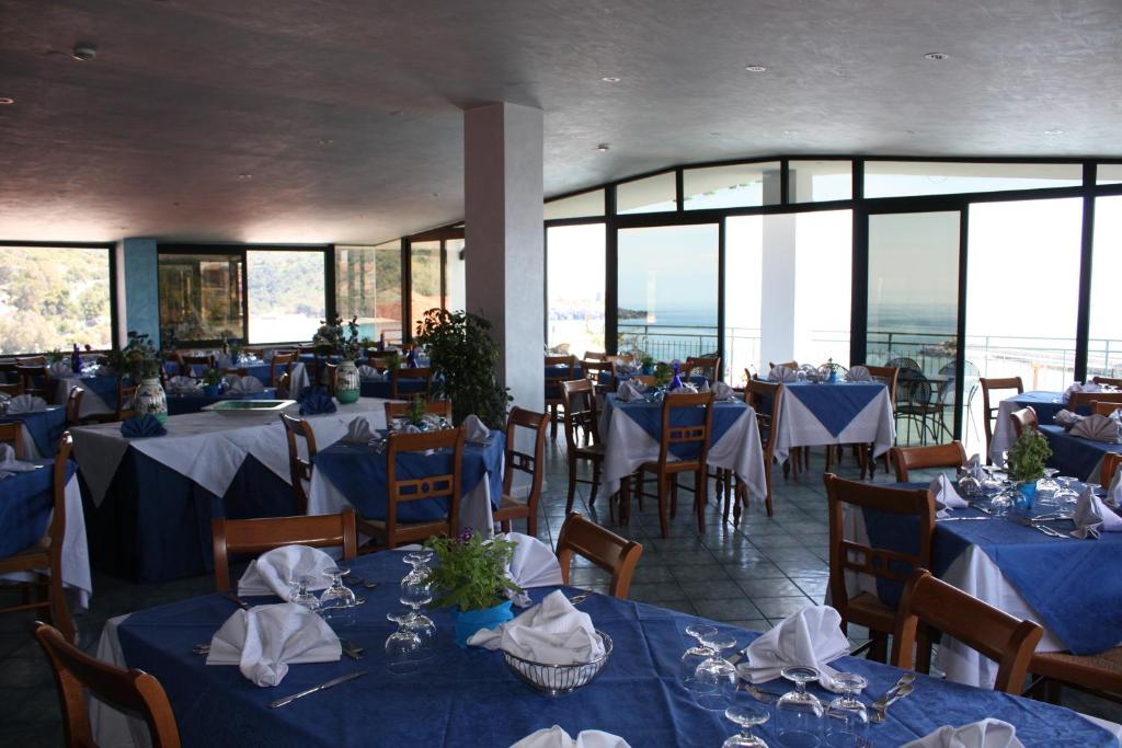 A restaurant or other place to eat at Hotel La Scogliera
