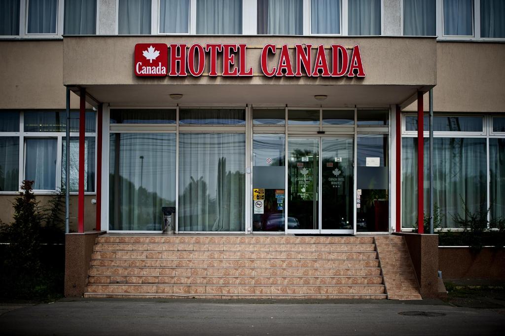 een hotel Canada gebouw met trappen ervoor bij Canada Hotel Budapest in Boedapest