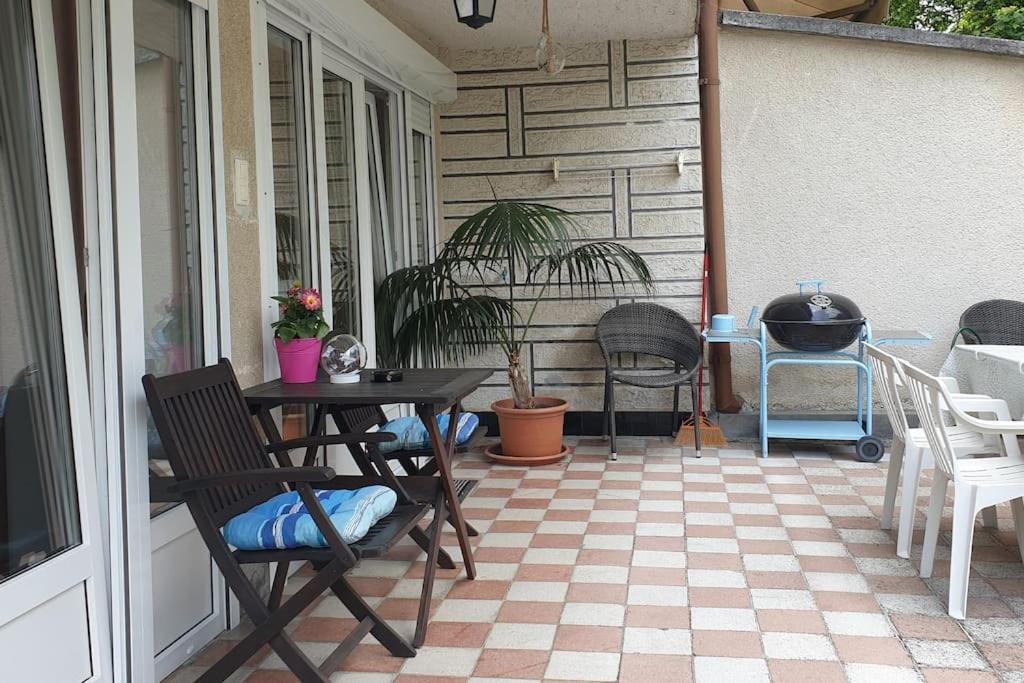 A seating area at Simay Apartman