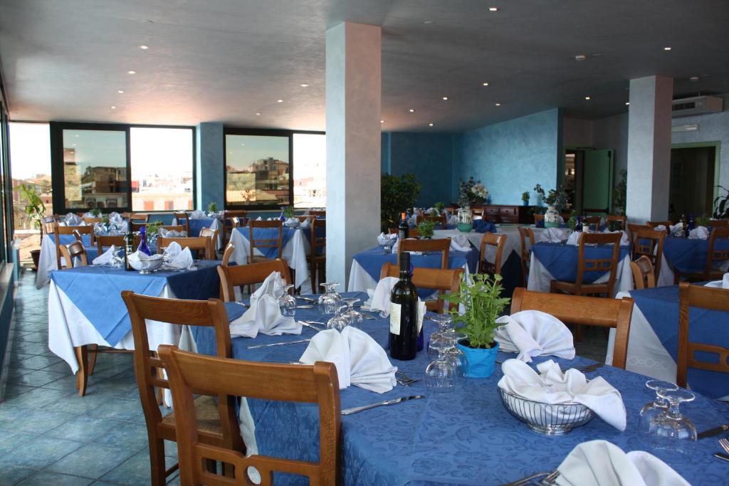 A restaurant or other place to eat at Hotel La Scogliera