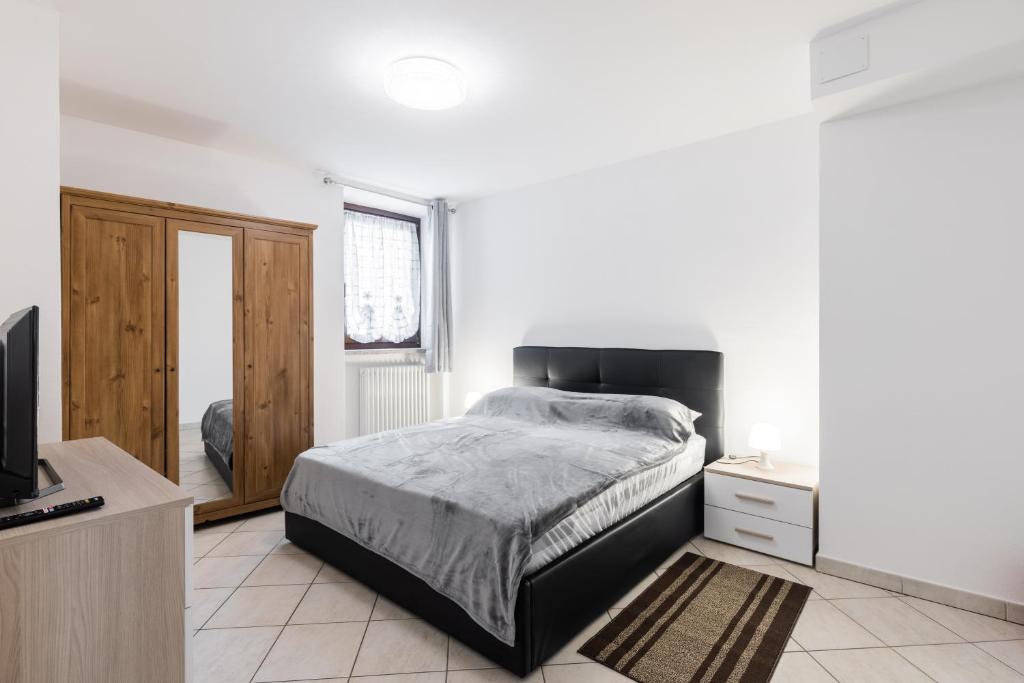 une chambre avec un lit et une télévision dans l'établissement Aosta Centre Apartments - Croce di Città 88, à Aoste