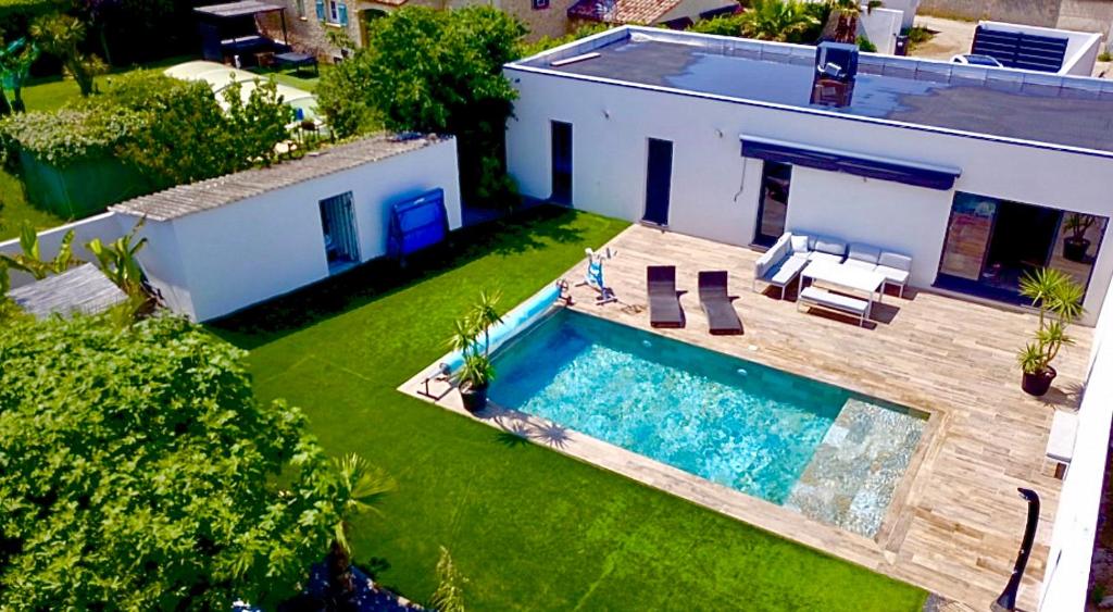 - une vue aérienne sur une cour avec une piscine dans l'établissement Villa Pescalune, à Lunel