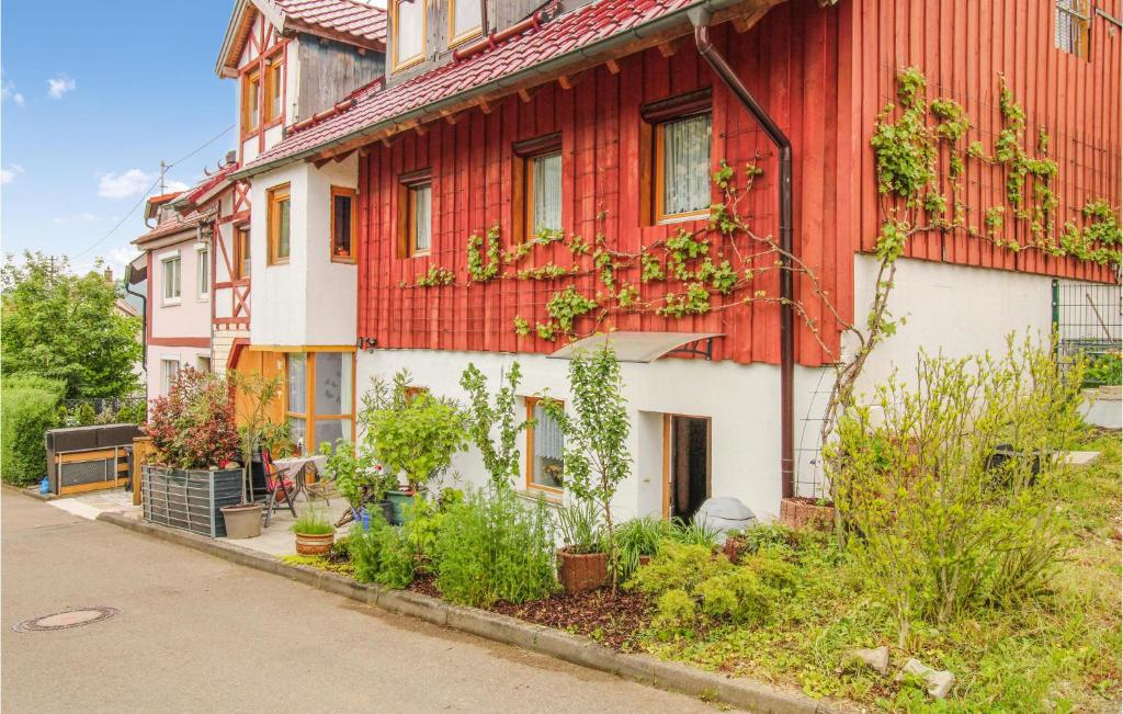 a red and white building with plants on it at Stunning Apartment In Deggingen With Wifi in Deggingen