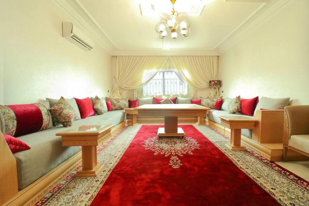 ein Wohnzimmer mit einem Sofa und einem roten Teppich in der Unterkunft The Downtown Jewel - Centre Marrakech in Marrakesch