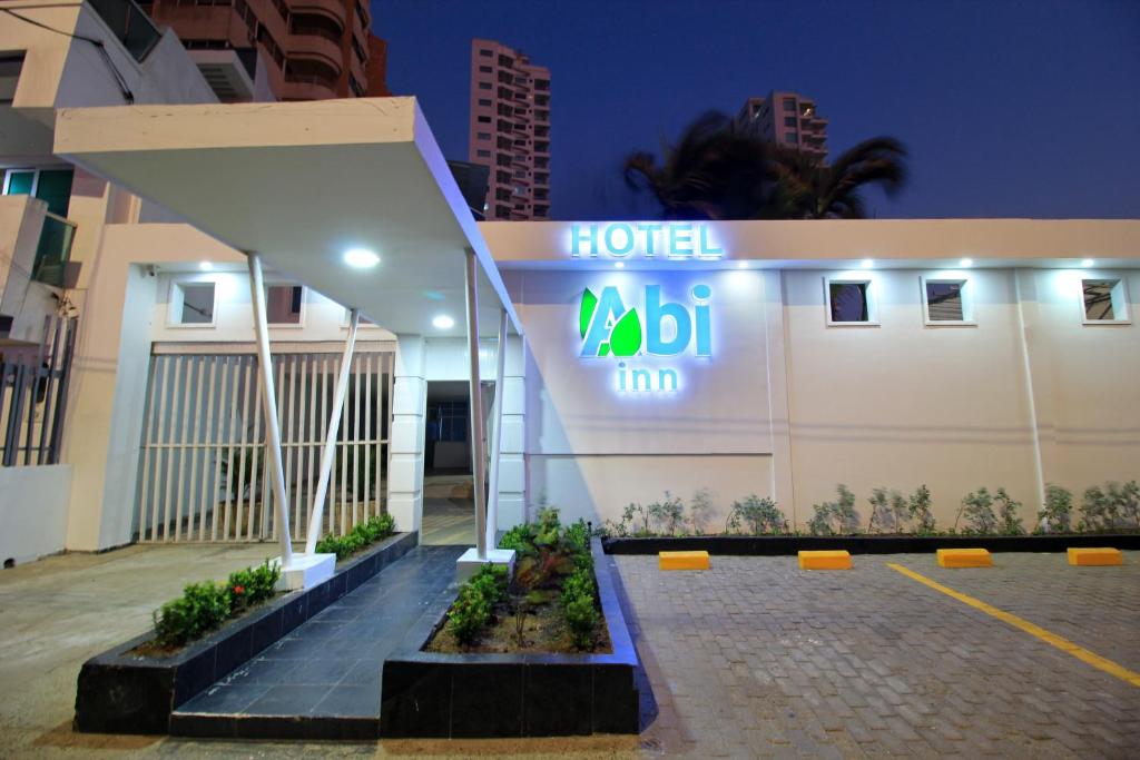 una señal de hotel en el lateral de un edificio en Hotel Abi Inn By GEH Suites en Cartagena de Indias
