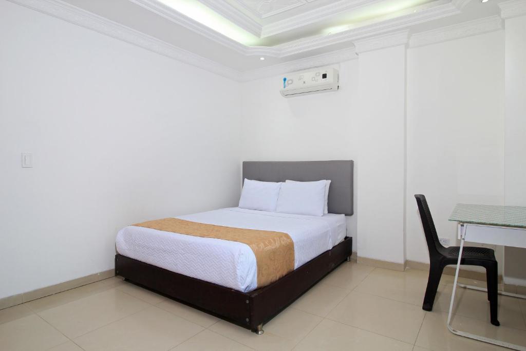 um quarto com uma cama, uma mesa e uma cadeira em Hotel Abi Inn By GEH Suites em Cartagena de Indias