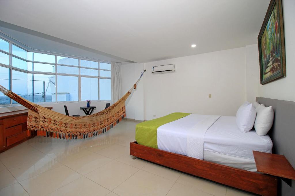 Uma cama ou camas num quarto em Hotel Abi Inn By GEH Suites
