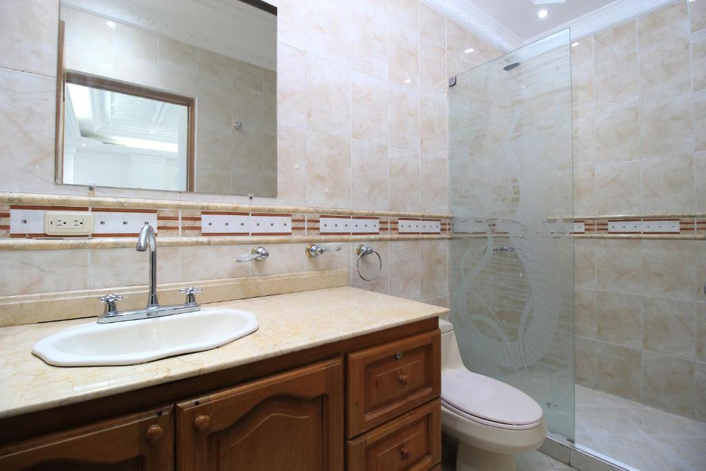 Uma casa de banho em Hotel Abi Inn By GEH Suites