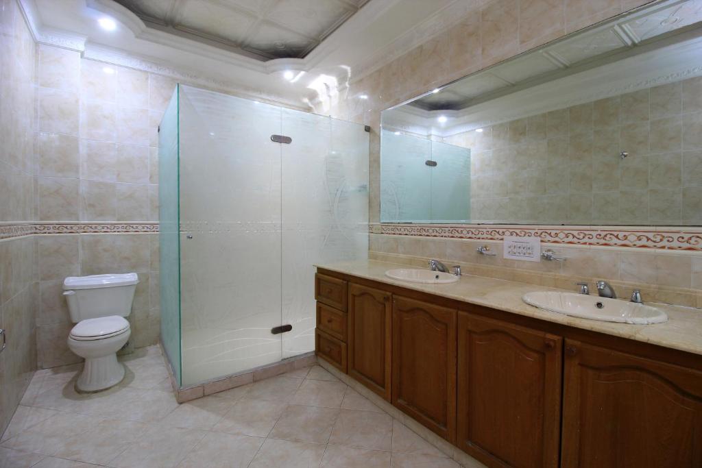 Uma casa de banho em Hotel Abi Inn By GEH Suites
