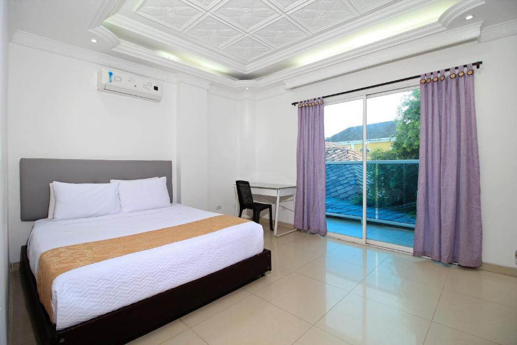 Uma cama ou camas num quarto em Hotel Abi Inn By GEH Suites