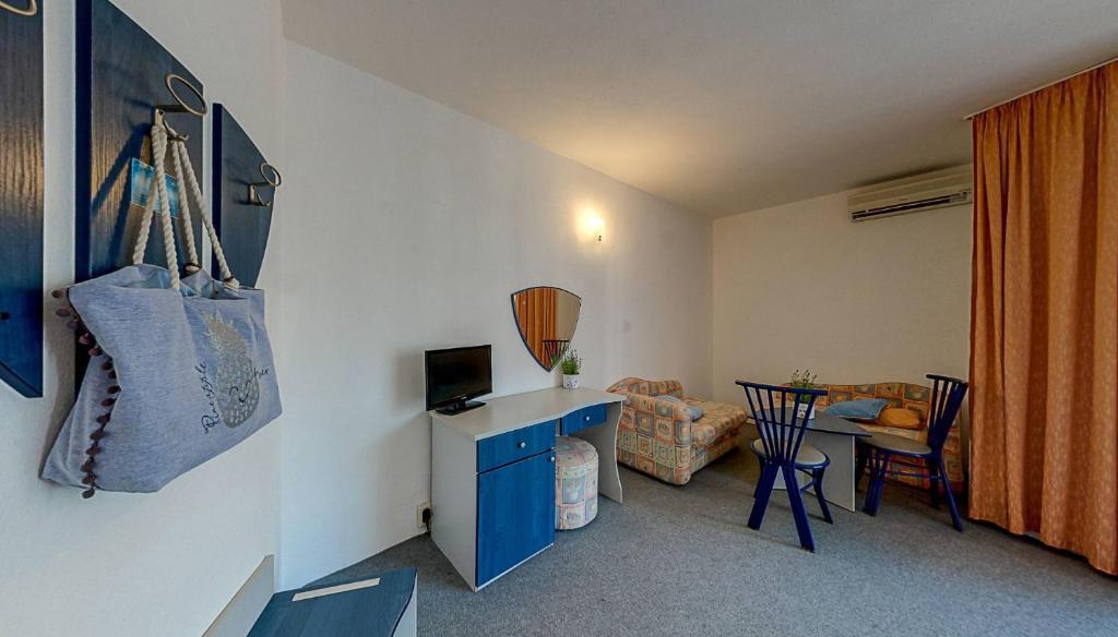 TV a/nebo společenská místnost v ubytování Elmar Hotel