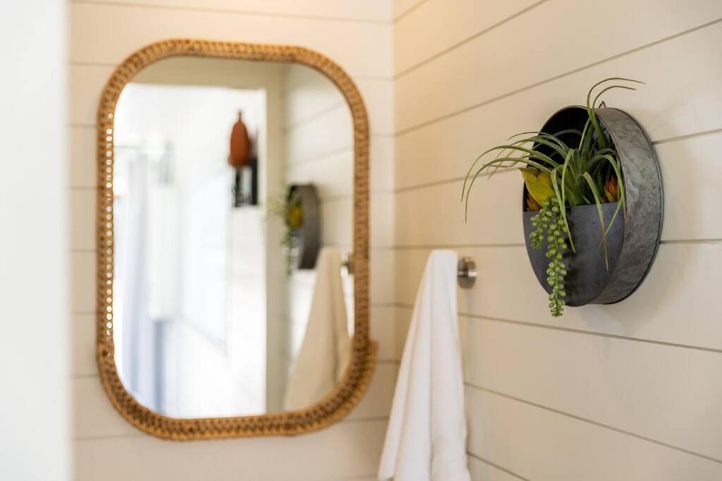 Fotografie z fotogalerie ubytování New The Saguaro-Tiny Shipping Container Home v destinaci Fredericksburg