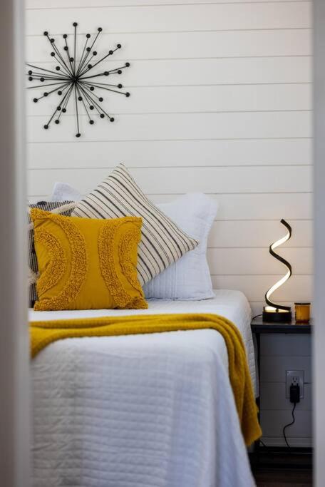 Postel nebo postele na pokoji v ubytování New The Yellow Beacon-Luxury Shipping Container