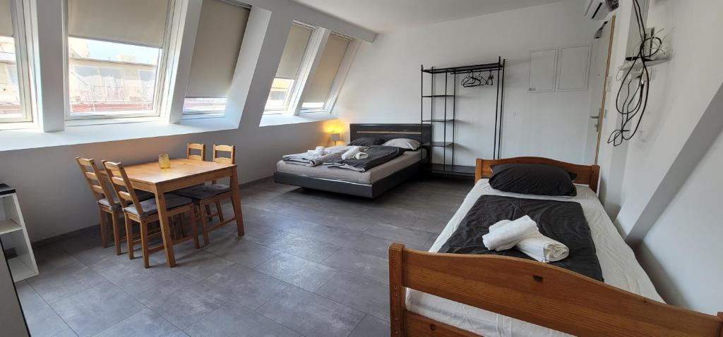 1 dormitorio con cama, escritorio y mesa en ToTa Studio en Viena
