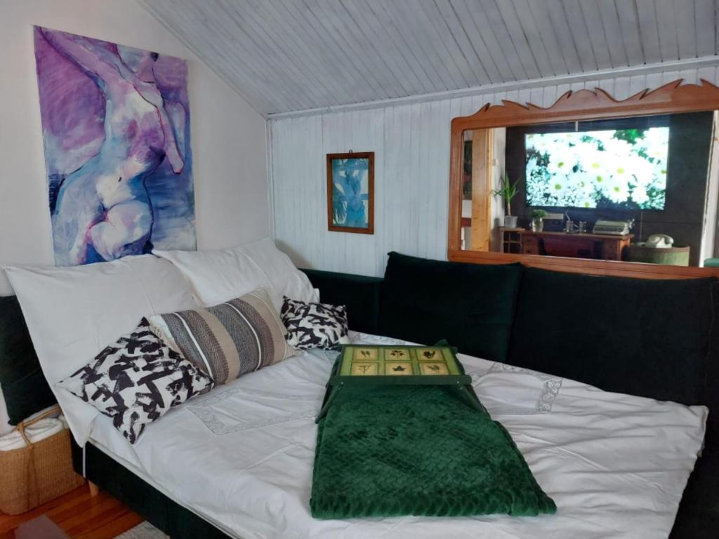 un soggiorno con divano e coperta verde di Retro Haven - A Timeless Escape for Nostalgic Souls by NamastayPL a Marki