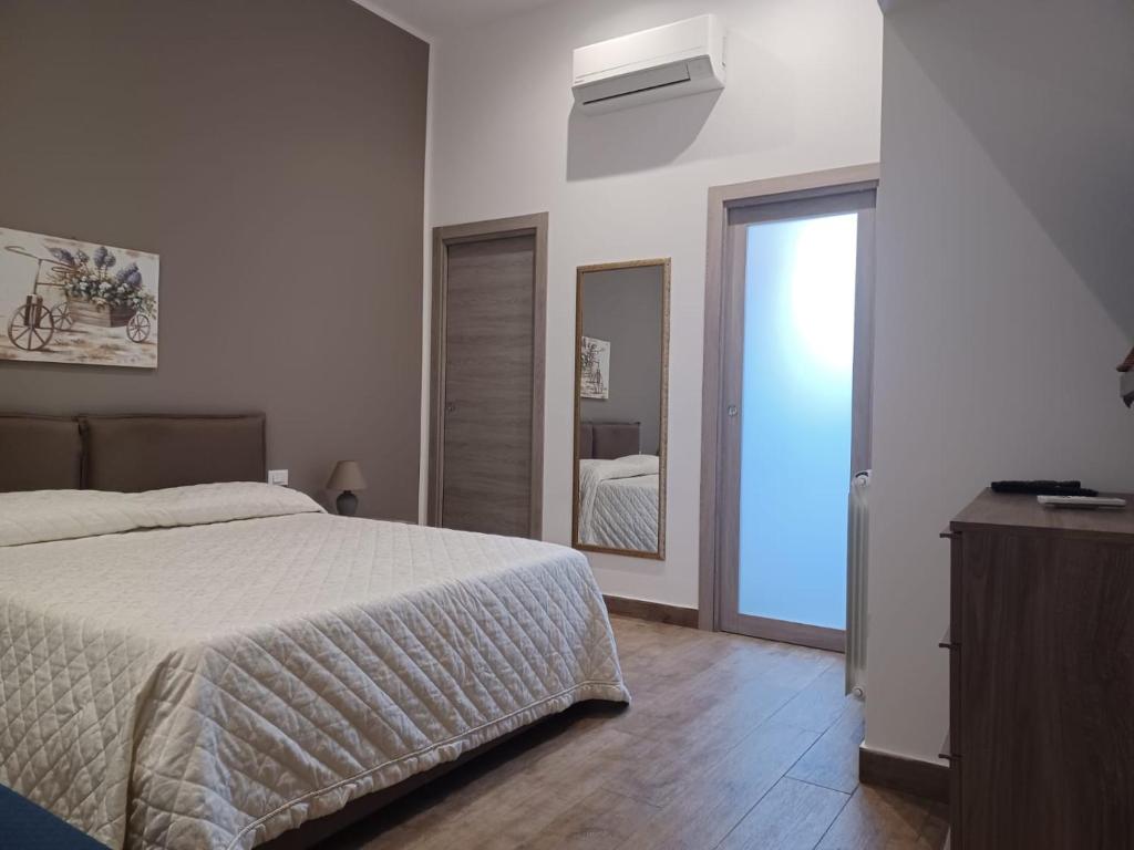 una camera con letto e porta con specchio di GIORGISA a Palermo