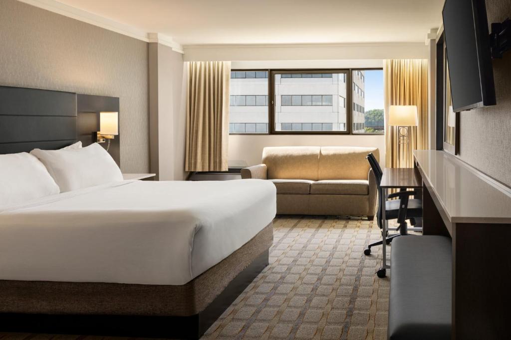 Crowne Plaza Knoxville Downtown University, an IHG Hotel - 