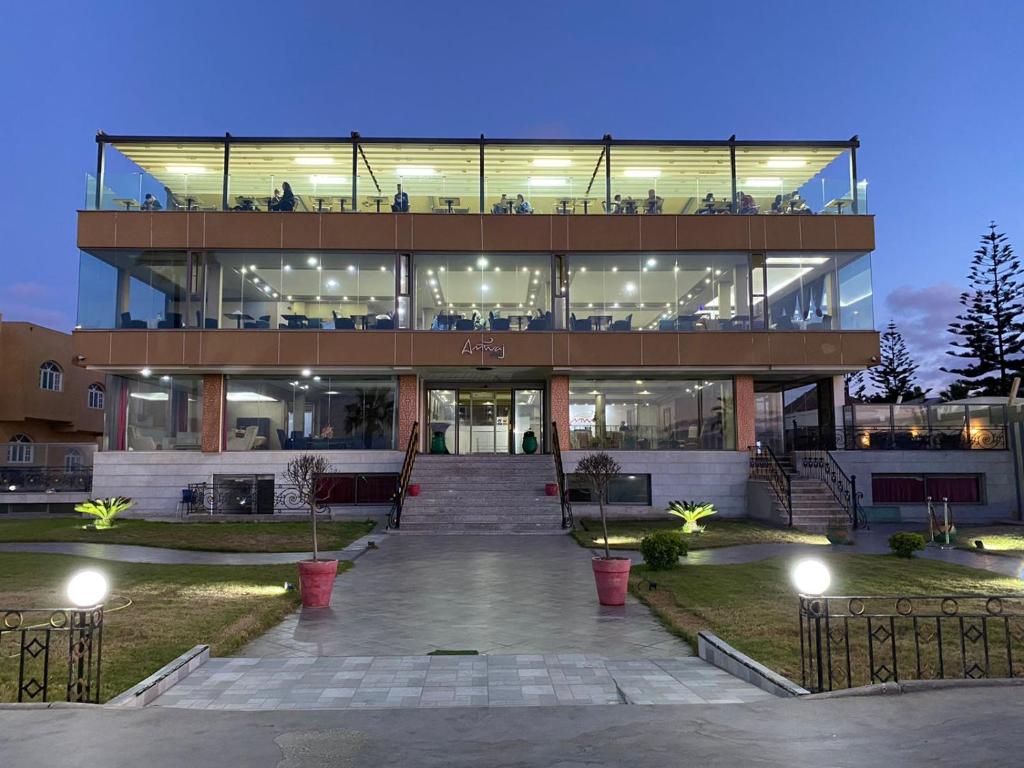 杰迪代AMWAJ HOTEL的一座大型建筑,阳台上有人在座