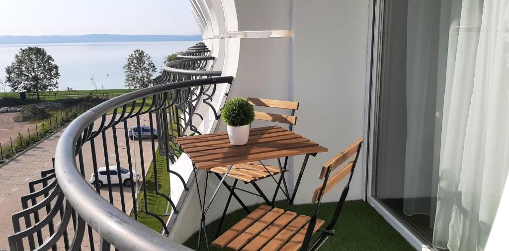 stół i krzesła na balkonie z widokiem w obiekcie Alinda Apartman 2 w Siófoku