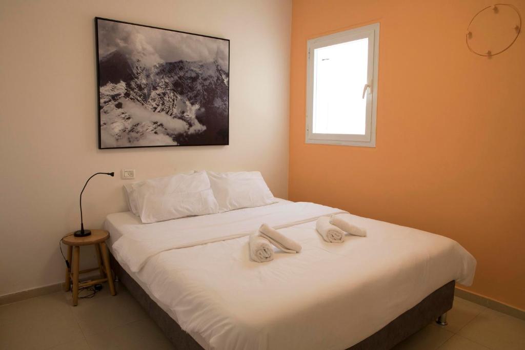 Ένα ή περισσότερα κρεβάτια σε δωμάτιο στο Two Bedrooms with Balcony Port & Beach TLV